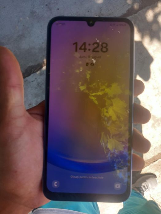 Am samsung galaxy A25 5 GB este aproape nou utilizat 2 luni nu are nici o defecțiune  pe marginea se poate afla arsura de țigare mica dar nu afectează