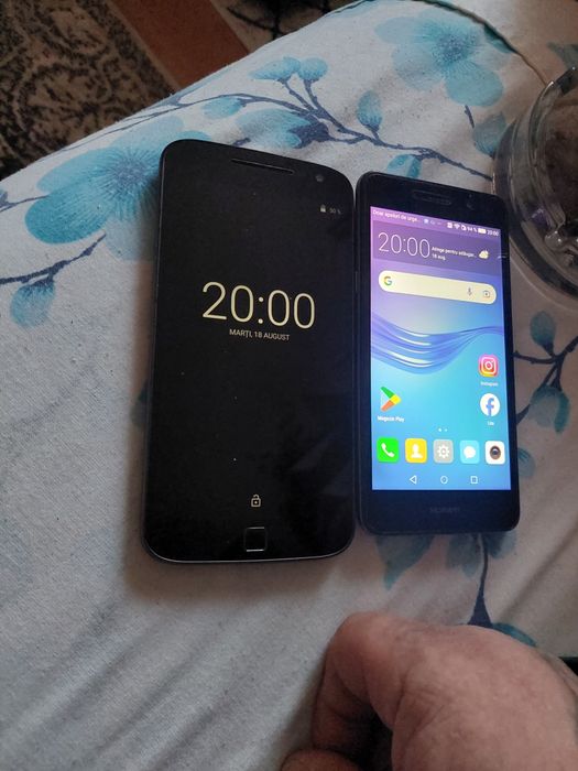 Vind doua telefoane
