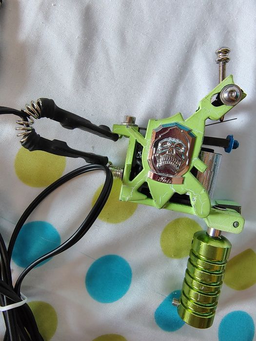 Aparat de tatuat cu pedală și sursa de alimentare