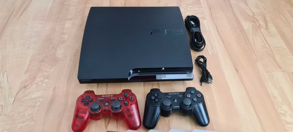 Продам Sony PS3 в полном комплекте с игровыми дисками.