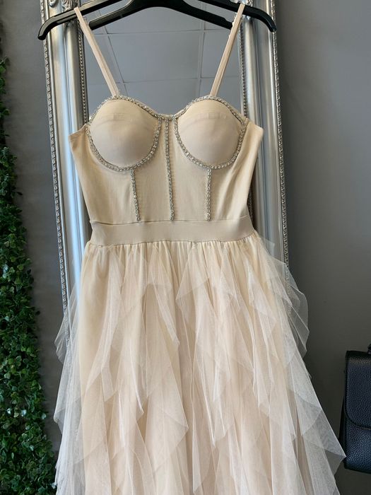 Разкошни официални рокли с камъни и обемен тюл - черно и шампанско