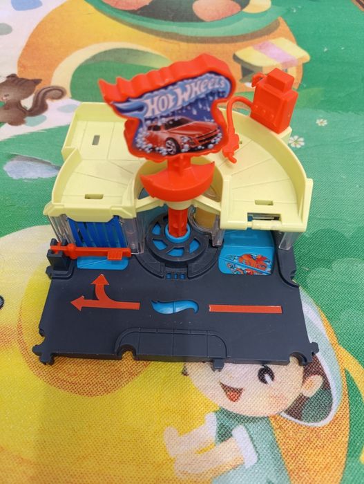 Гаражи и писти hot wheels