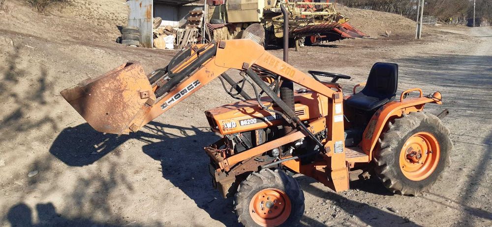 Tractor kubuta cu încărcător frontal