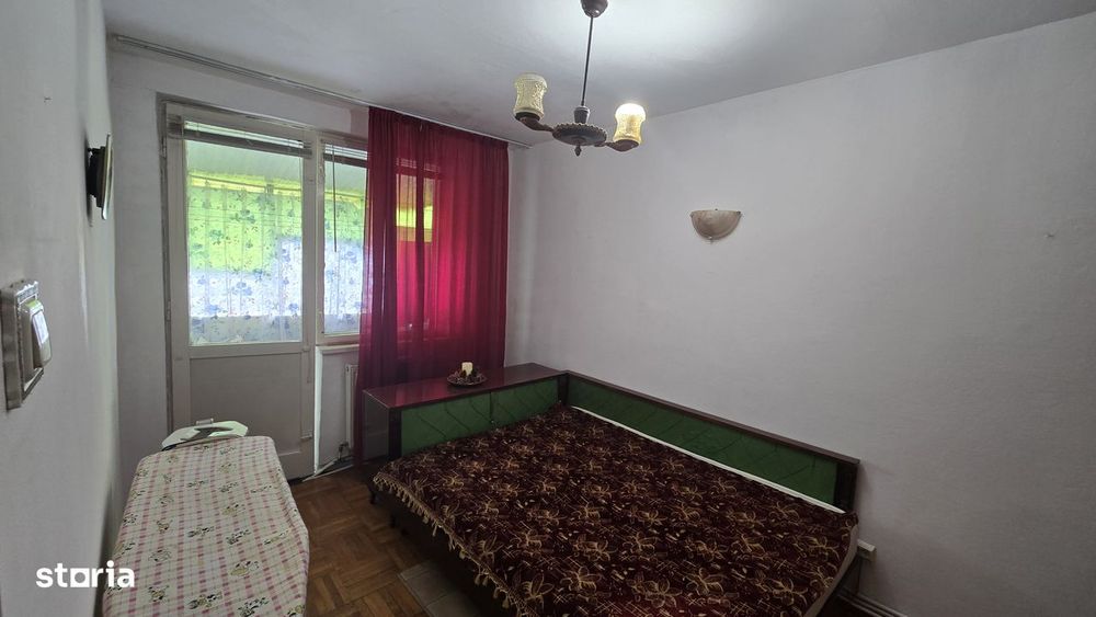 Vand apartament cu 4 camere zona centrala