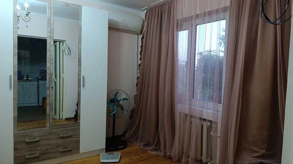 Максим Горький.Метро Буюк Ипак Йули. Буз базар Продам 1 комнатную квар