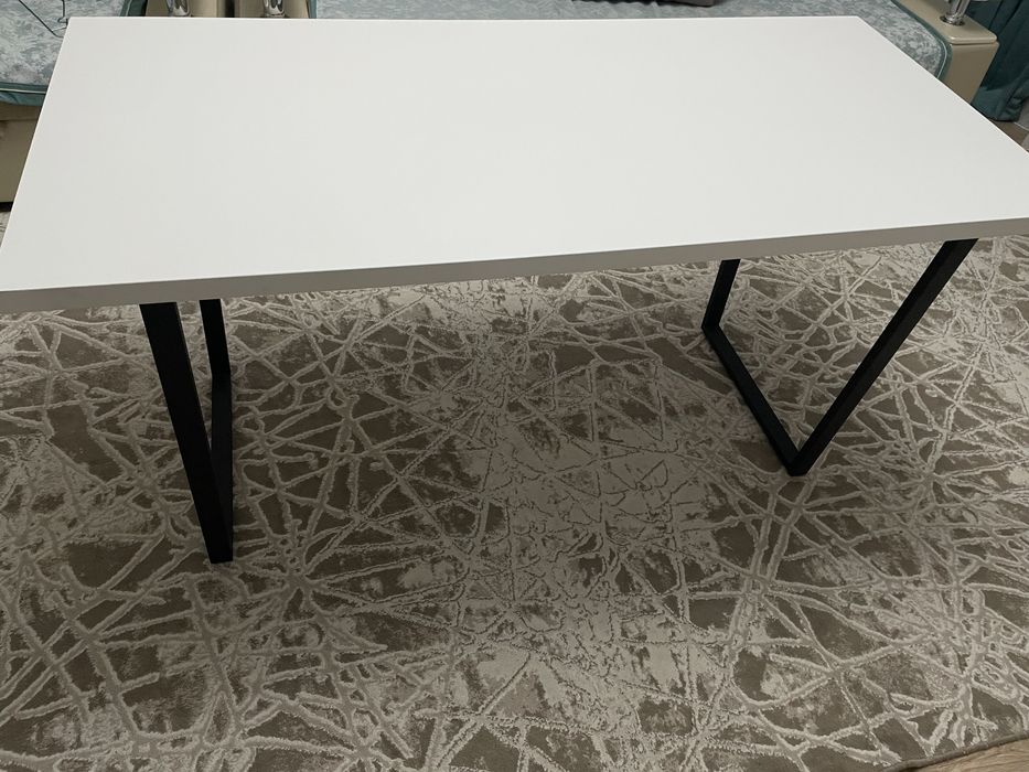 Продам белый стол