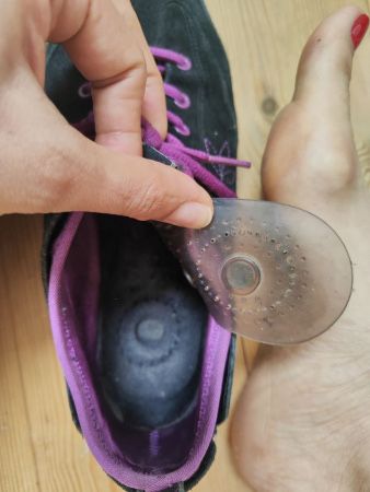 Ношенные замшевые кроссовки