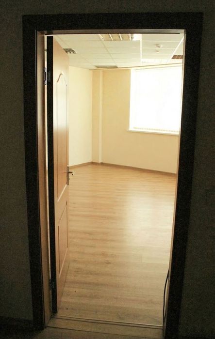 Цял офис етаж в Гара Искър – светъл, гъвкаво разпределение, близо до