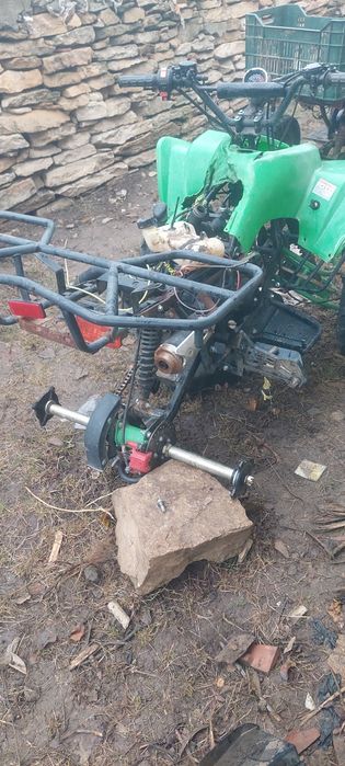 Vând cadru și motor funcțional