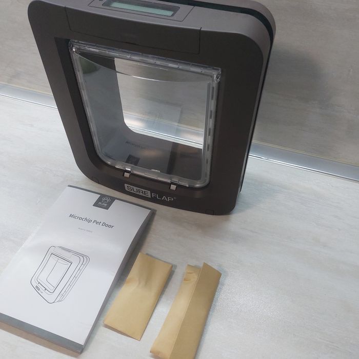Интелигентна вратичка за котки и кучета с микрочип SureFlap Microchip Pet Door (Модел: SUR101)
