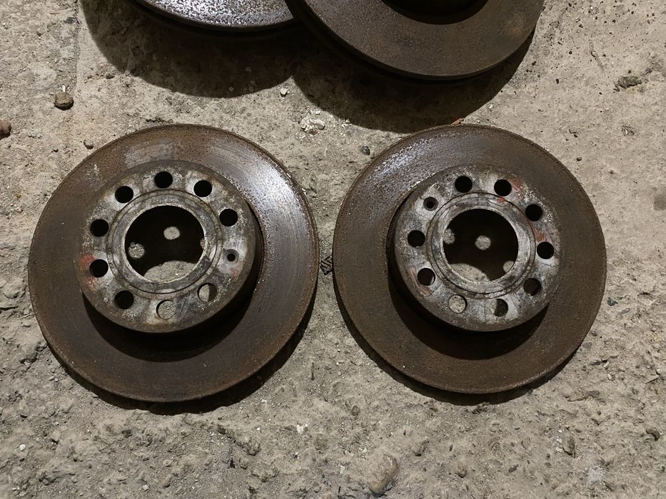 Продавам комплект  дискове и задни апарати за Фолксваген Туран 2004