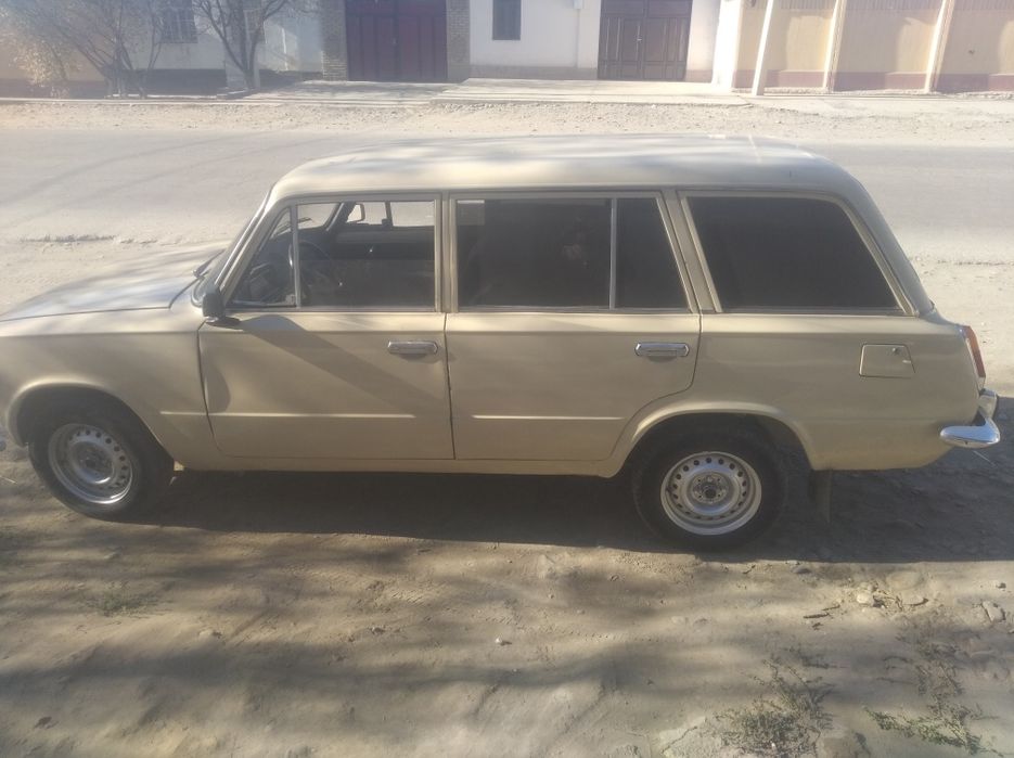 Vaz 2102 sotiladi
