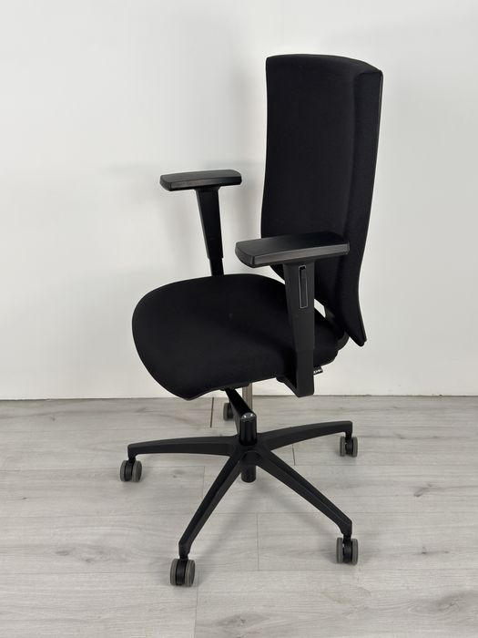 Офис ергономичен стол Dauphin Just Magic съчетава елегантен дизайн