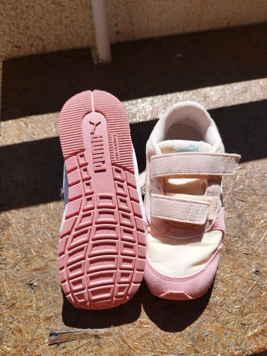 Продавам детски оригинални маратонки Пума