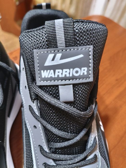 Продам мужские кроссовки