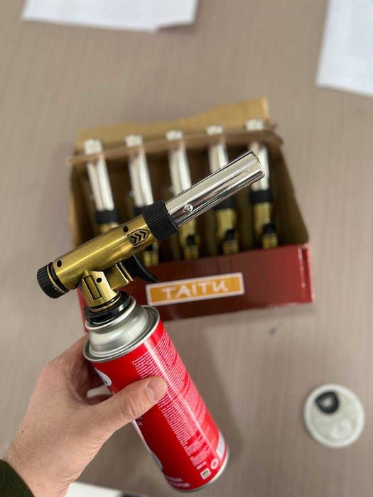 Газовая горелка пьезоподжигом, с регулятором пламени.