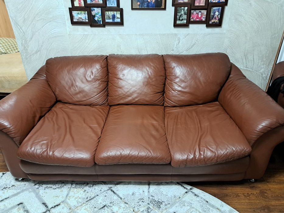 Кожаный диван и кресло