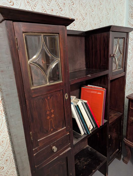 Bibliotecă veche din lemn masiv cu vitralii – piesă autentică, rară