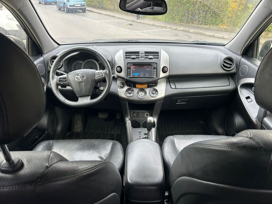 Proprietar vand Toyota Rav 4