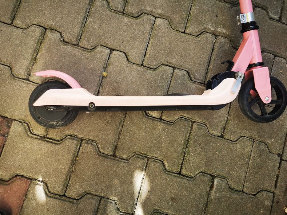 Trotineta electrica pentru fetite 5 - 8 ani