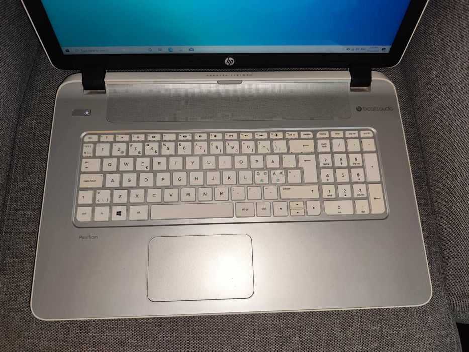 Laptop HP Pavilion 226, 17Inch, Amd, 8Gb Ram, ssd nou, baterie noua!