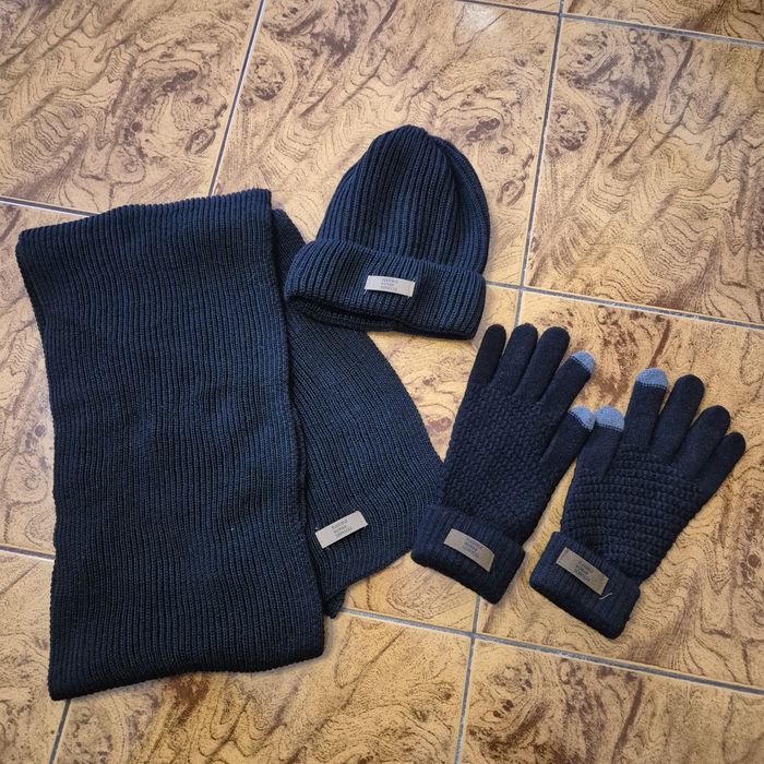 Комплект шал,ръкавици,шапка.