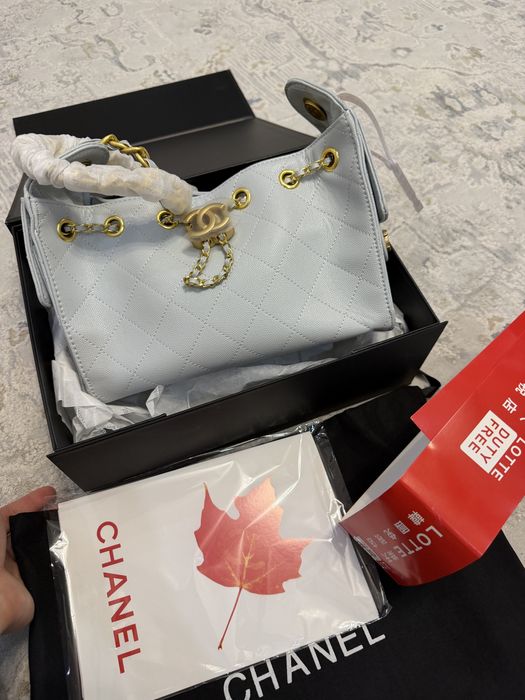 Кожаная сумка Chanel.