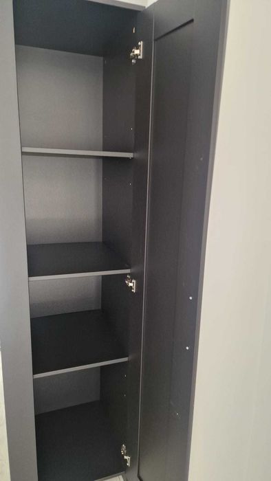 Dulap haine modern cu oglindă – stare bună