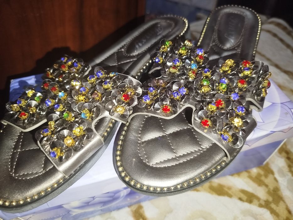 Хаммаси енги ойок кийимла сотилади