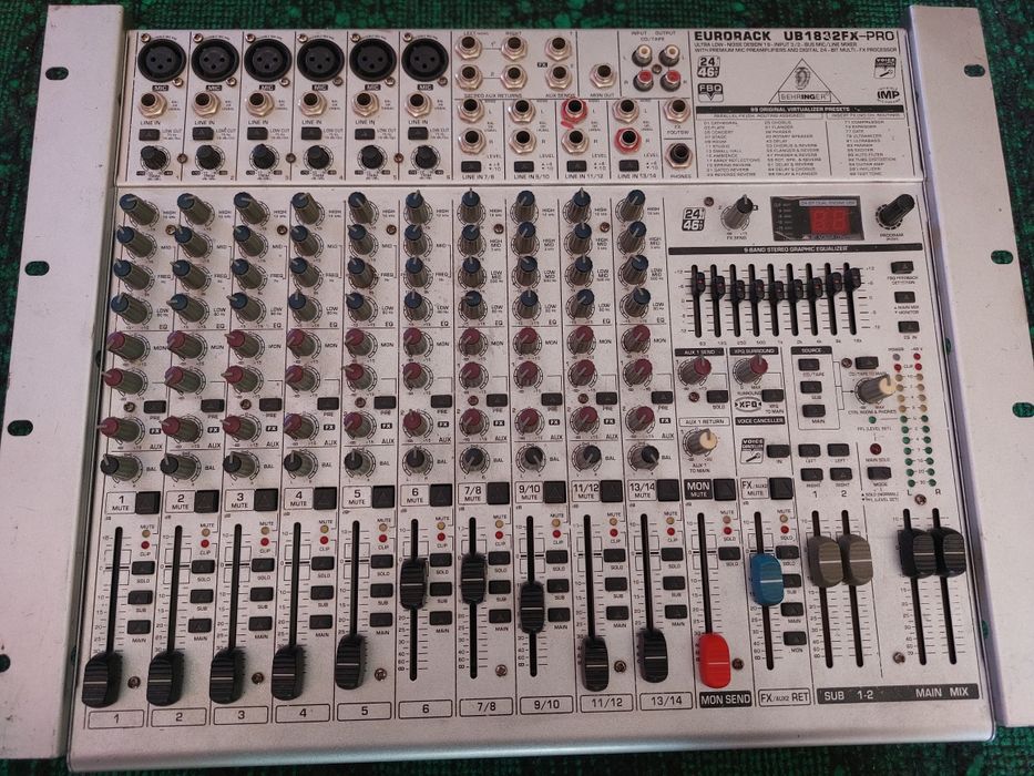 Pult behrenjir 18x32 usb