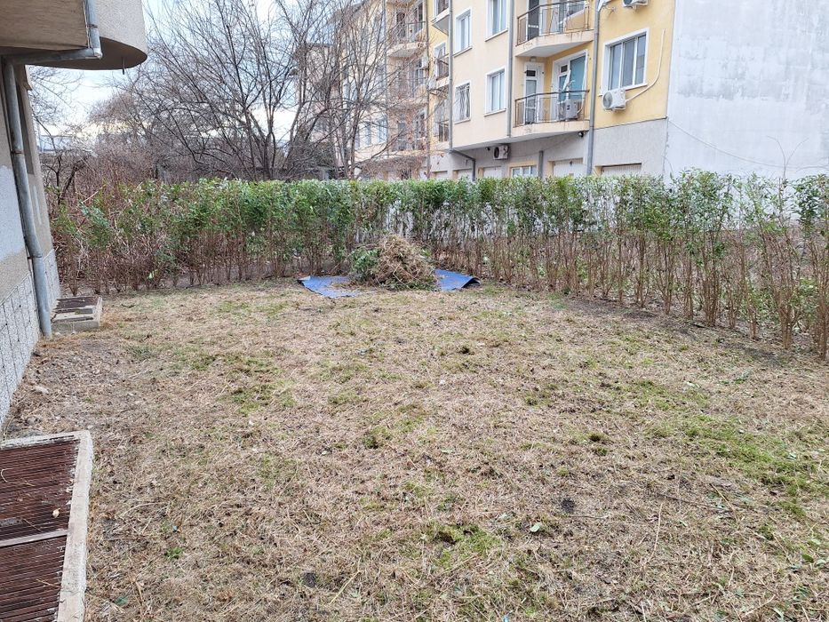 Косене на трева почистване на терени подрязване на жив плет и поддръжк