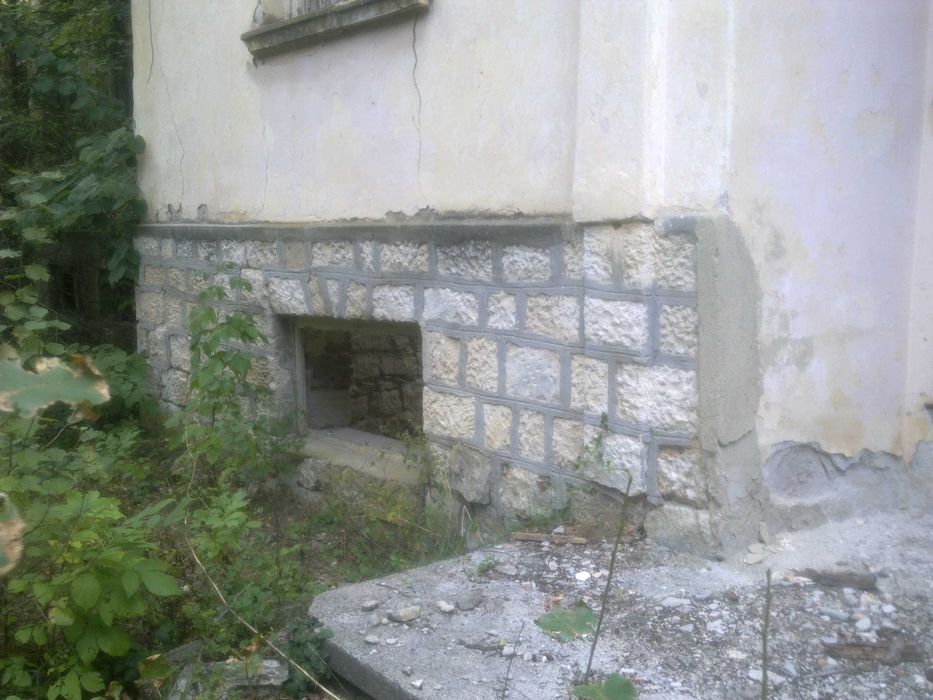 Продавам имот от 11 дка и сграда с РЗП 806 кв. м., в с. Метличина