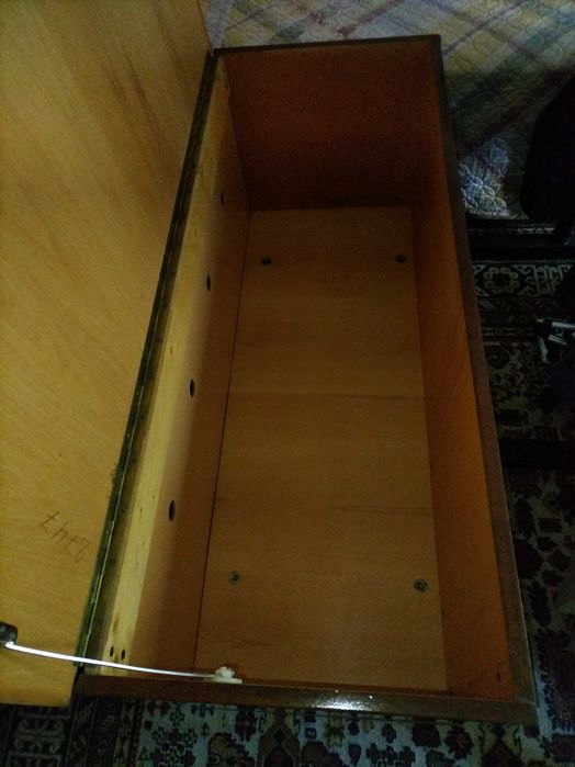 Дървена ракла за дрехи