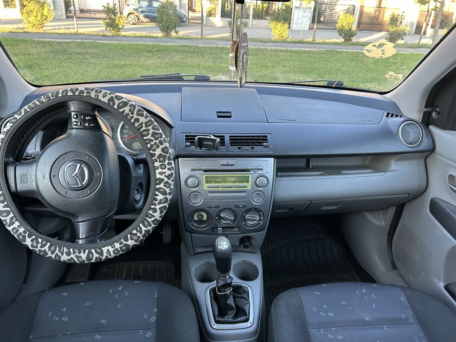 Mazda 2 din 2005.
