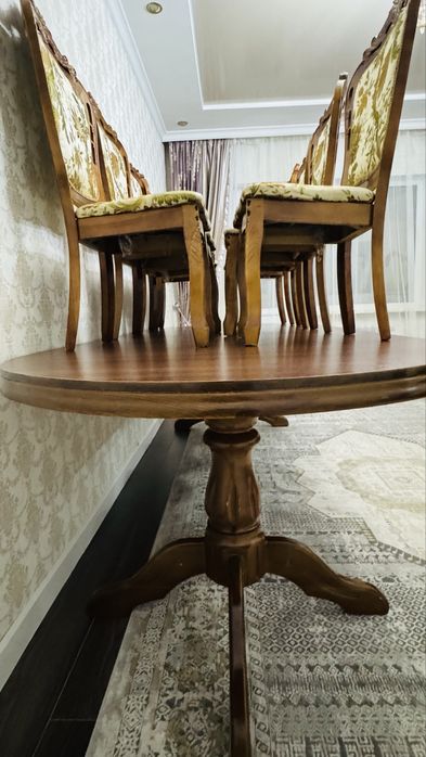 Стол стульясымен  сатылады.