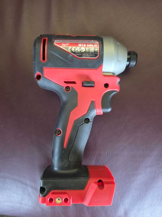 MilwaukeeMasina de insurubat cu impact cu motor, fara perii 1/4"Hex Milwaukee model M18 CBLID-0