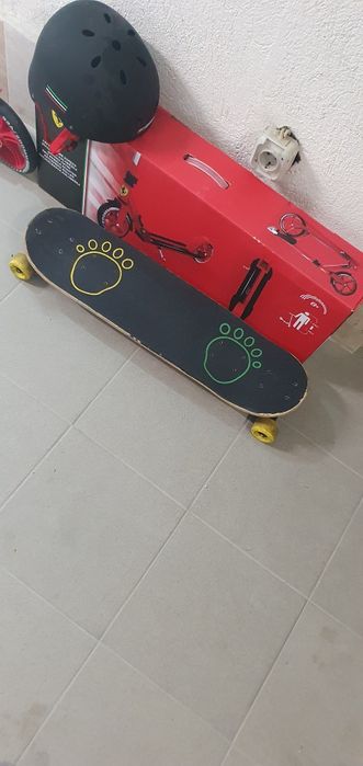 Продавам тротинетка с каска за дете и скейтборд