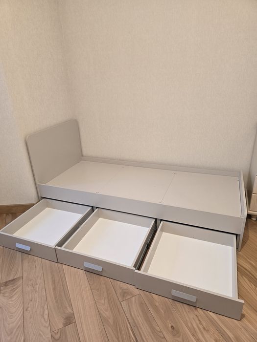 Кровать односпальная.