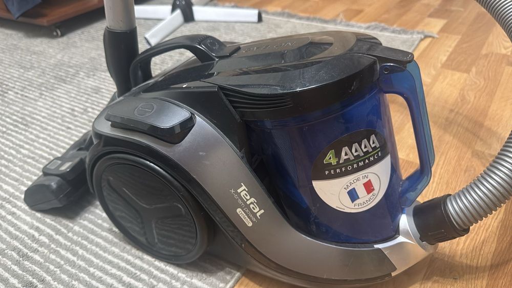 Пылесос TEFAL серого цвета