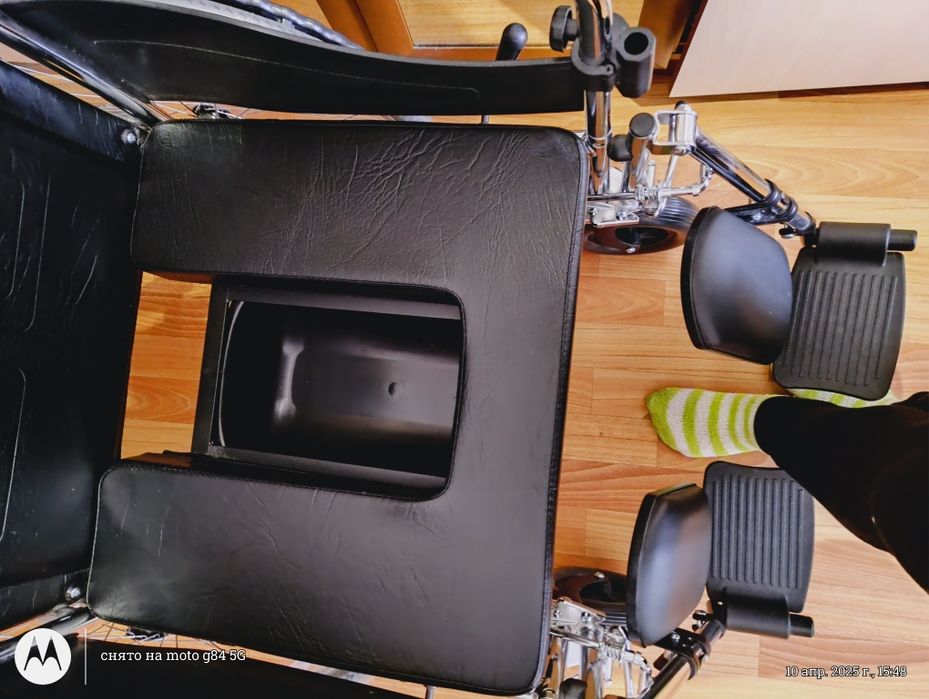 Инвалидное кресло-коляска для взрослых.