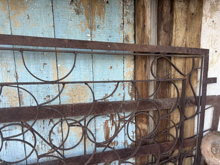 Продам металлическую дверь с рамой