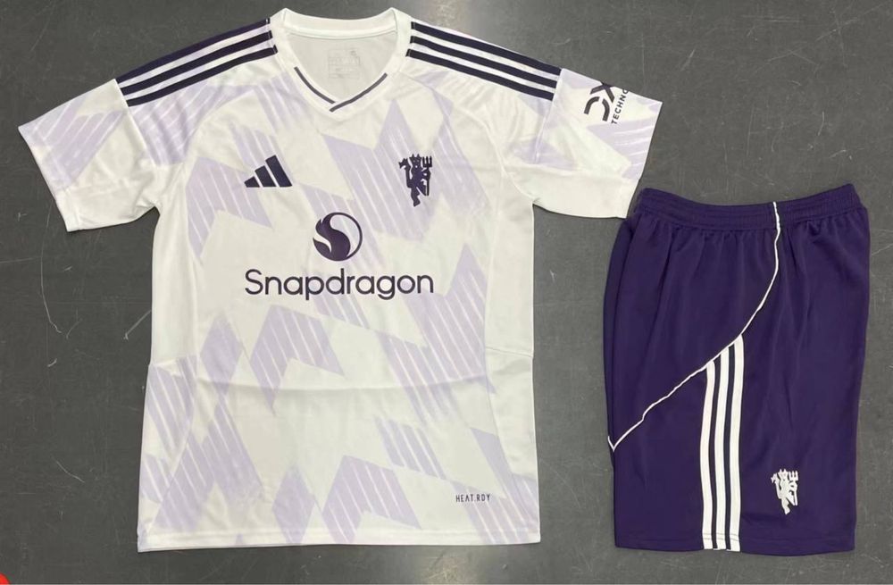 Futbol Forma yengi sezon va Retro formala bor