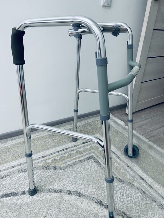 Шагающие ходунки для взрослых.