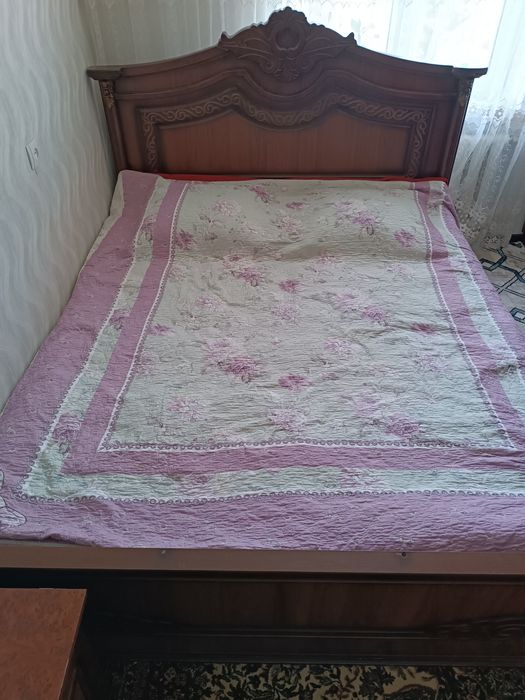 Srochna spalni garnitur sotiladi