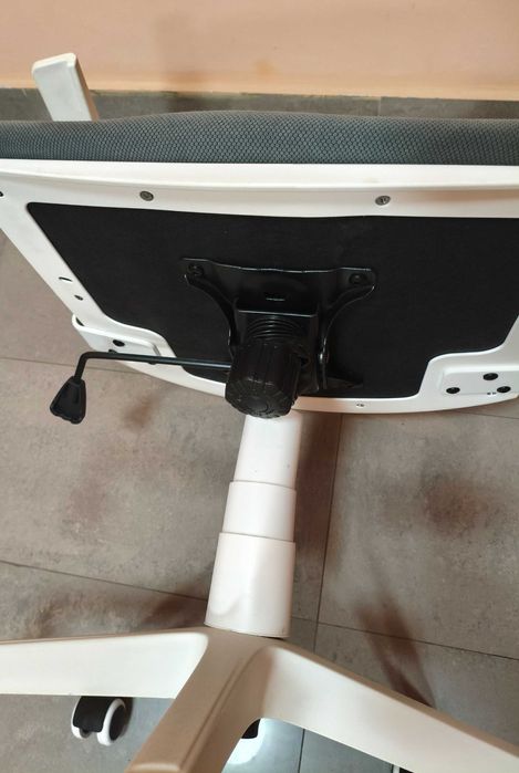 Стол въртящ регулируем БЯЛ