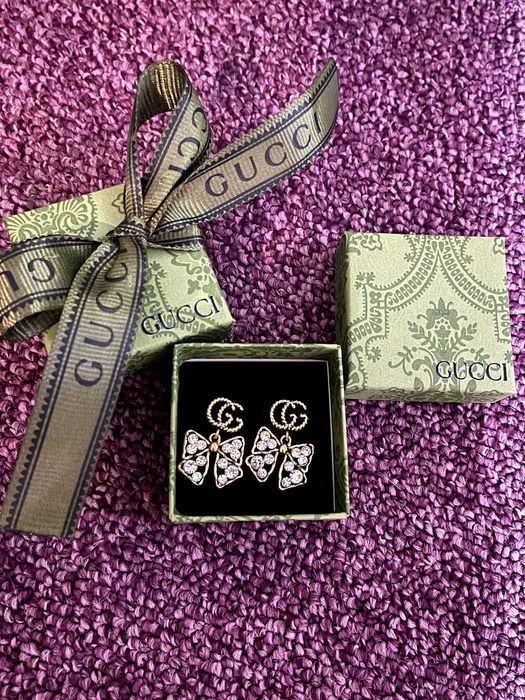 обеци гучи с панделка и кутия на марката старо злато златни gucci