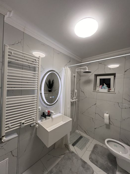 De inchiriat apartament două camere , 55mp ,parter. Toate facilitatile