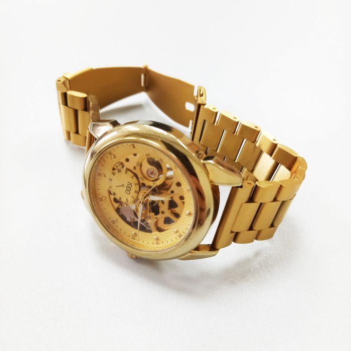 Золотистые механические часы