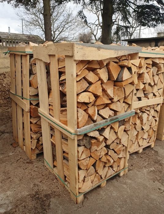 Brichete din rumeguș de fag și lemn de foc