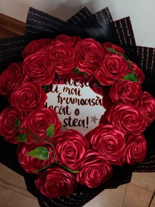 Buchet de 21 trandafiri din satin cu mesaj pe oglindă
